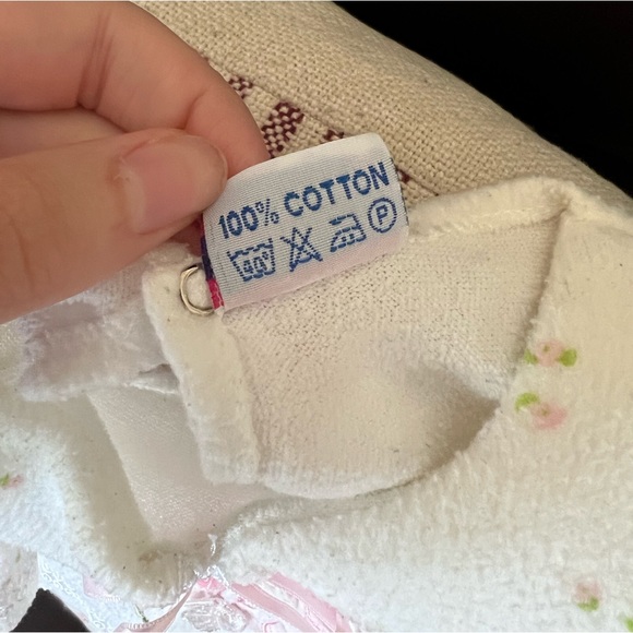 ◻️FELICITA: Girl size 0, white fuzzy pullover with floral accent, preowned◻️ - Picture 3 of 8